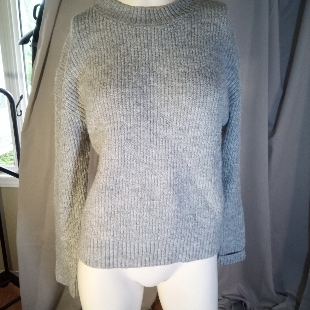 H&M Gray Crew Neck Sweater with Ribbed Texture